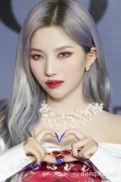 [DA포토]소연, 금발의 손하트