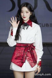 [DA포토]슈화, 청순한 인사법