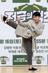 [DA포토]나태주, 희망찬 새해 여는 발차기