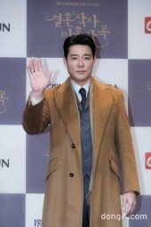 [DA포토]이태곤, 품격이 느껴지는 손인사