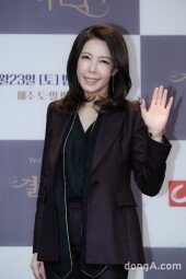 [DA포토]전수경, 손인사 나눠요~