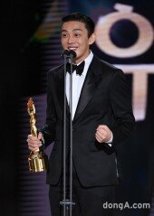 [DA포토]유아인, 두 주먹 불끈 (2021 청룡영화제)