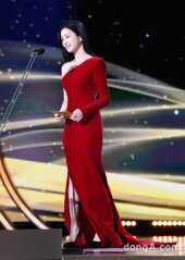 [DA포토]이유비, 강렬한 레드 여신 (2021 청룡영화제)