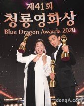 [DA포토]라미란-유아인, 주연상 수상 (2021 청룡영화제)