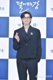 [DA포토]이지훈, 시크한 손하트