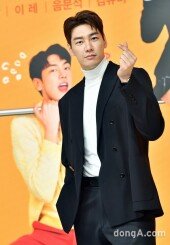 [DA포토] 김영광, 진지한 손하트