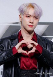 [DA포토]위아이 동한, 하트 받아주세요