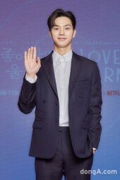 [DA포토]송강, 심쿵 손인사