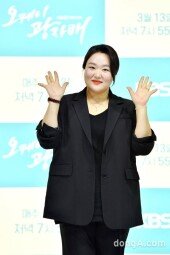 [DA포토]하재숙, 반가운 손인사