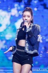 [DA포토] 오마이걸 유아, 노래하는 인형