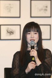 [DA포토] 구혜선, 작품 설명하는 구작가