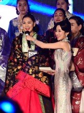 [포토] 김은숙 ‘환갑인 남편에게 진 왕관을 선물하고 싶어요’