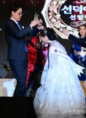 [포토] 왕관 받는 시니어 부문 진 조경숙
