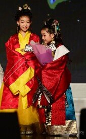 [포토] 이하진 ‘축하 폭죽에 놀랐어요’