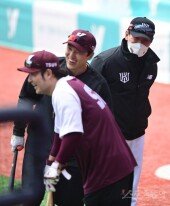 [포토] 이강철 감독 ‘박동원-박병호와 함박 웃음’