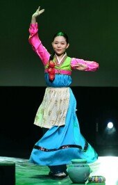 [포토] 물동이 춤 선보이는 석예빈