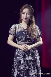 [DA포토] 홍자, 공수하는 트롯여신