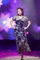 [DA포토] 꽃길 걷는 홍자