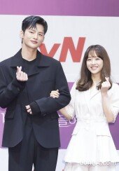 [DA포토] 서인국-박보영, 멸망 속 하트