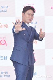 [DA포토] 송중근 ＂6시에 만나요＂