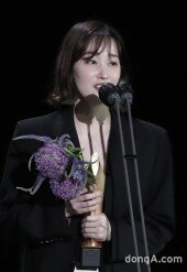 [DA포토] 전종서, 백상예술대상 최우수 연기상 수상