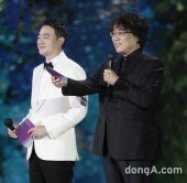 [DA포토] 백상예술대상 시상자로 나선 봉준호