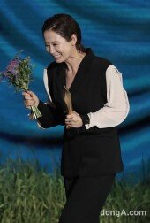 [DA포토] 김선영, 수상의 기쁨 (백상예술대상)