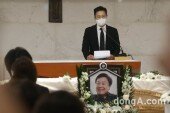 [DA포토] 故 이춘연 대표 영결식.. 추도사 하는 이병헌