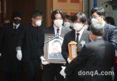 [DA포토] 이춘영 대표 발인.. 마지막 가는 길