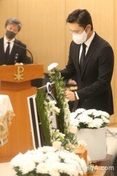 [DA포토] 헌화하는 이병헌