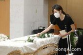 [DA포토] 헌화하는 김규리 ＂이제 편히 쉬세요＂
