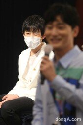 [DA포토] 배재현, 원기준을 향한 미소