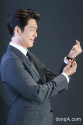 [DA포토] 김우빈, 조각의 손하트