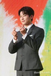 [DA포토] 세븐틴 원우, 캐럿을 향한 하트 한가득