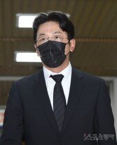 [포토] 굳은 표정의 하정우