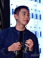 로꼬 ‘어색한 포토타임’ [포토]