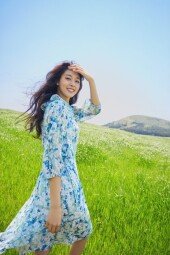 설현, 꽃무늬 원피스도 잘 어울려 ‘화사하네’ [화보]
