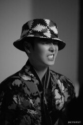 김동욱, 비하인드컷도 천진난만 섹시美