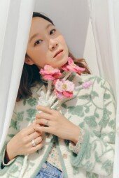 ‘케빈오와 10월 결혼’ 공효진, 부케처럼 꽃 들고 [화보]