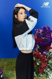 아이유, 잘록한 허리 드러낸 채 ‘색다른 매력’ [화보]