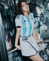 유빈, 축구 유니폼 입고 건강美 발산 [화보]