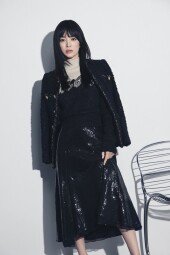 송혜교, 흑장발에 뱅헤어…시크한 매력 정점 [화보]