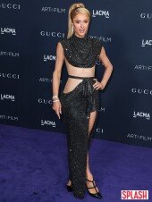 패리스 힐튼, 겨울이 와도 포기할 수 없는 파격 노출 [포토화보]