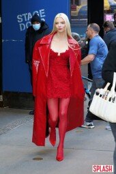 안야 테일러 조이, 온 세상 레드 다 여기있네...파격+강렬 패션 [포토화보]