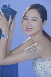 새신부 공효진, 로맨틱 분위기…팔뚝 타투 돋보이네 [화보]