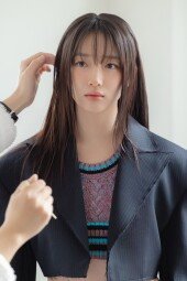 표예진, 청순+도도 다 가져…화보 비하인드컷 공개