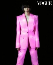 이나영, 과감한 포즈…옆구리도 허벅지도 ‘파격적’ [화보]