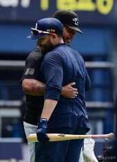 페냐-로하스, 반가운 포옹 [포토]