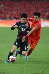 ‘2026년 FIFA 월드컵’ 볼 주도권 다툼하는 이강인 [DA:포토]