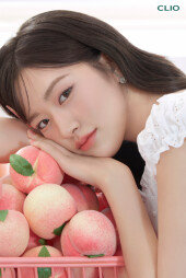 시크한 안유진? 오늘은 사랑스러운 ‘인간 복숭아’ [화보]